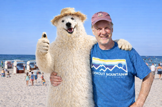 Bernd Motschmann zusammen mit Maskottchen